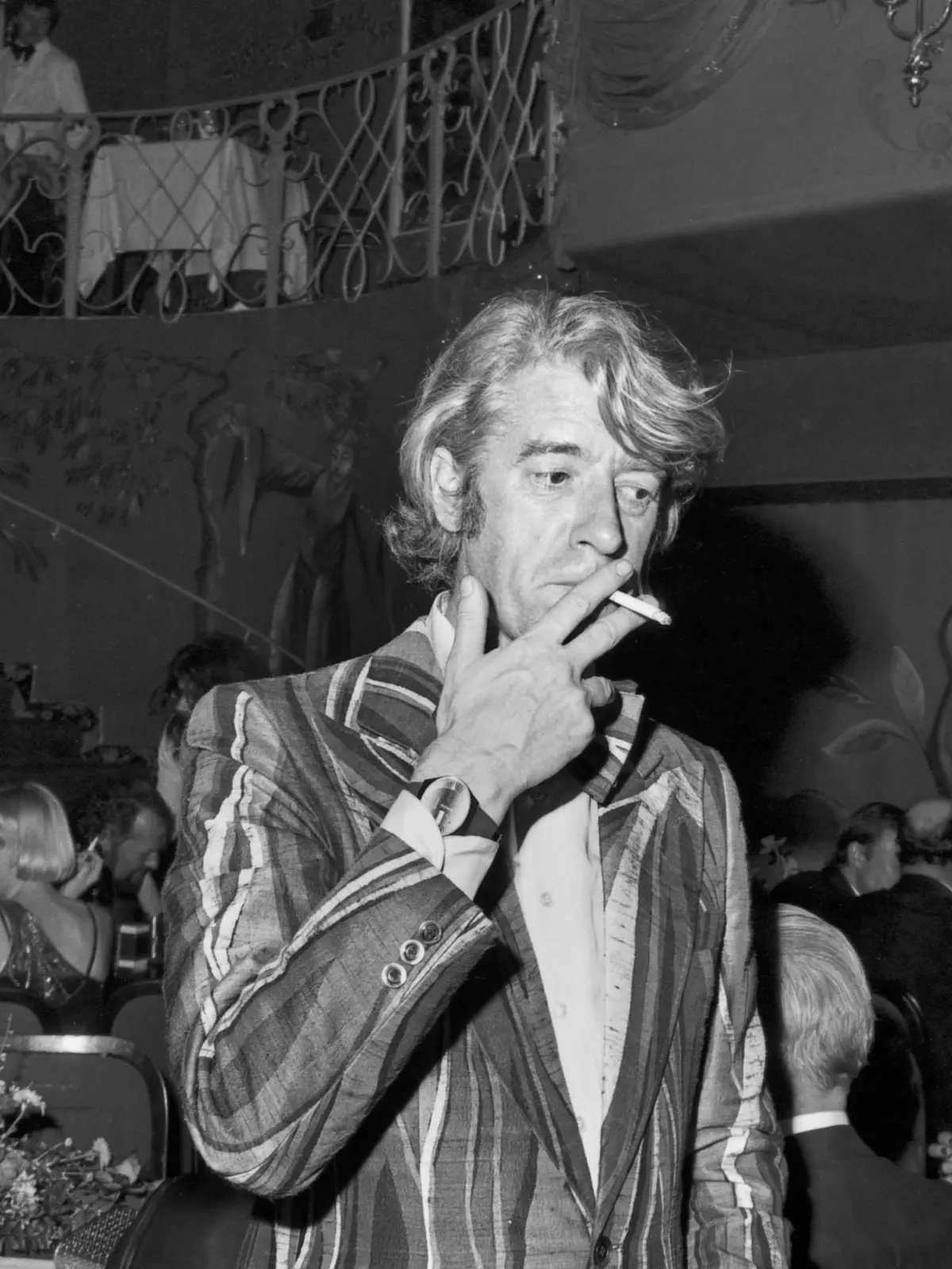 Die Kippe immer in der Hand: Rudi Carrell am 16. Januar 1976 beim Deutschen Filmball in München.