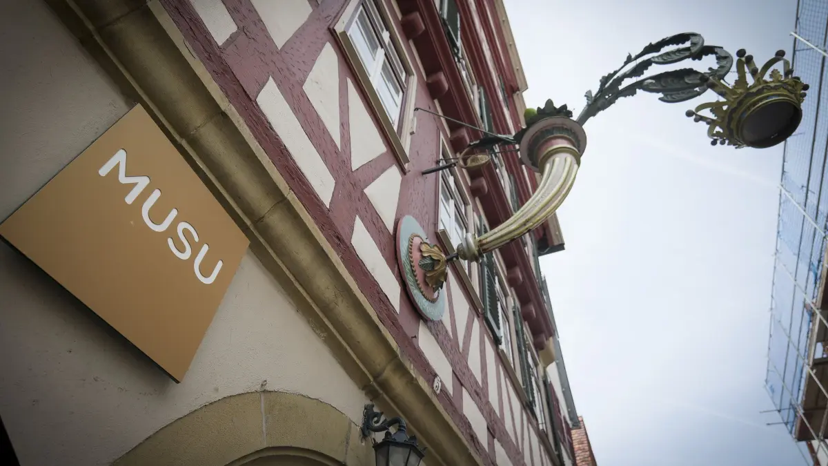 Musa: Leonberg - Jens Kircher, Besitzer des Fachwerkhauses Marktplatz 5 auf dem Leonberger Marktplatz (ehemals Café Musu) hat neue Pläne für das Objekt: Er will es künftig getrennt vermieten/verpachten, indem er das erste Obergeschoss des Hauses in eine Wohnung umbaut. Eine weitere Wohnung darüber gibt es bereits. Im Erdgeschoss soll weiterhin Gastro sein (einen Pächter hat er noch nicht gefunden).