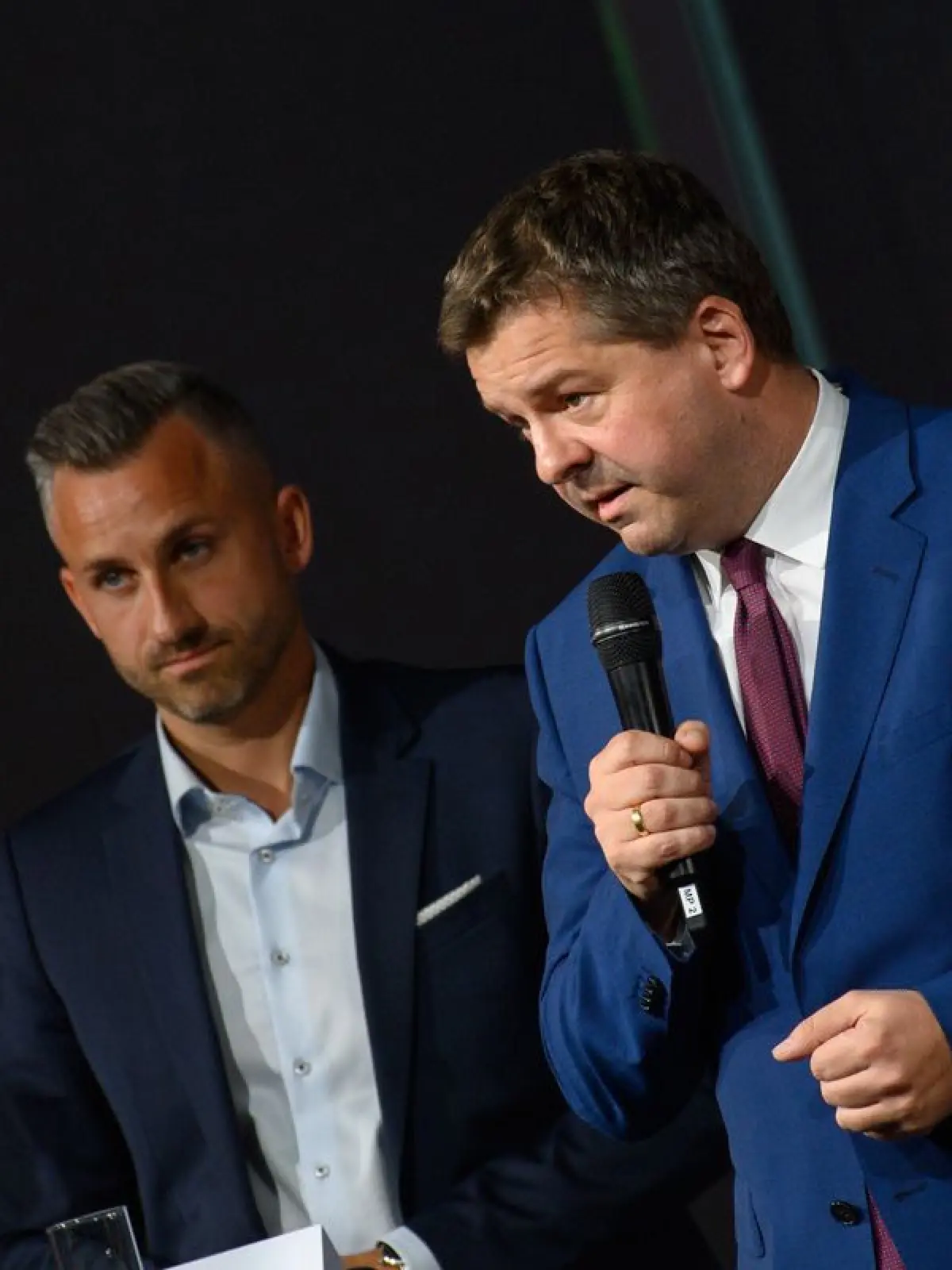 Ulrich Siegmund (li., AfD) und Sven Schulze diskutieren am 5. Mai 2026 bei der Veranstaltung "Wahlarena - Sachsen-Anhalts Wirtschaft fragt".