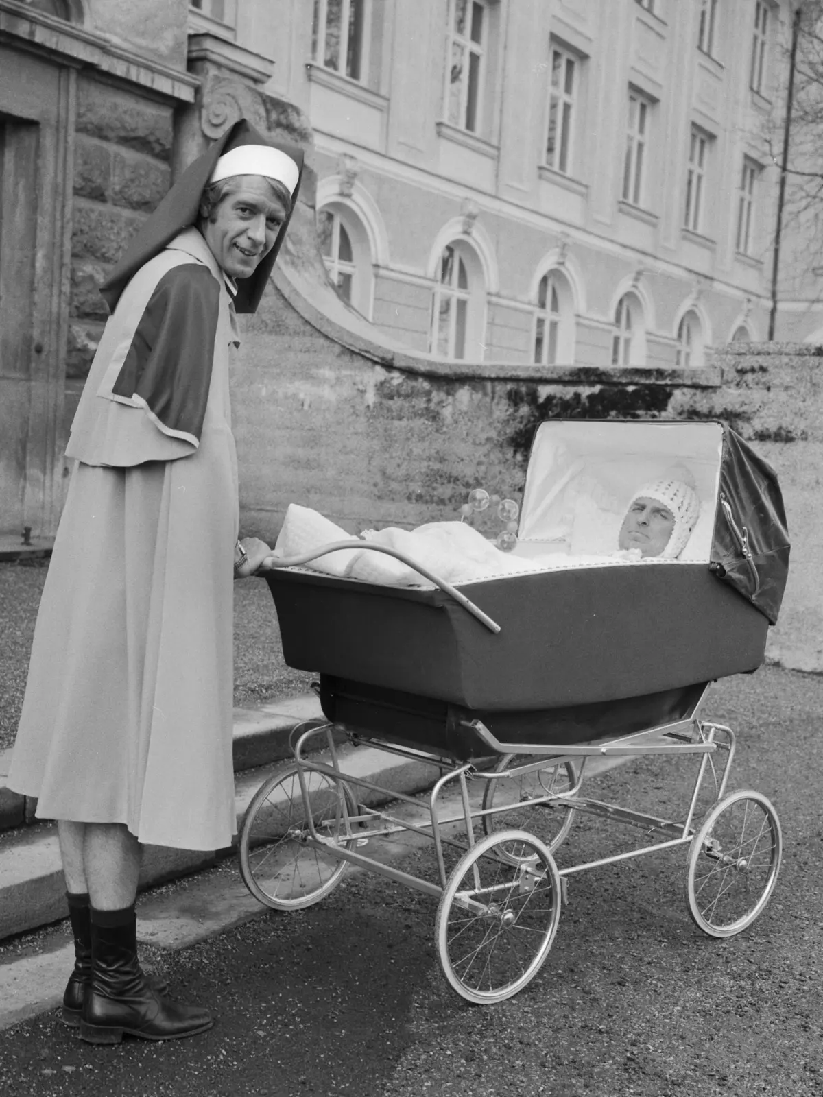"Crazy - total verrückt" aka "Rudi lass das Mausen sein", Deutschland 1973, Regie: Franz Josef Gottlieb, Promotionsfoto rund um den Film mit den Darstellern Rudi Carrell und Georg Thomalla im Kinderwagen.