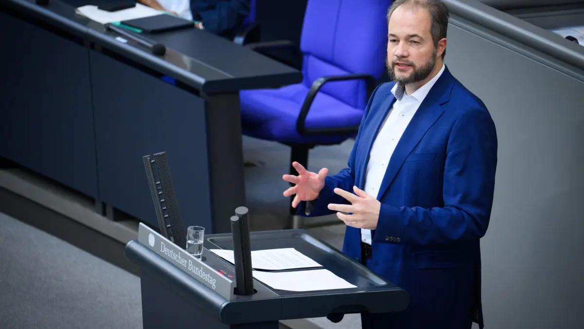Bundestag: 08.07.2026, Berlin: Martin Sichert (AfD) spricht in der 88. Plenarsitzung der 21. Legislaturperiode im Deutschen Bundestag. Die Hauptthemen der heutigen Sitzung sind - nach einer Regierungsbefragung des Bundesumweltministers und der Bundesjustizministerin - eine vereinbarte Debatte zu 250 Jahre USA sowie Gesetzentwürfe zur Stärkung digitaler Ermittlungsbefugnisse in der Polizeiarbeit und zur Änderung der Strafprozessordnung. Foto: Bernd von Jutrczenka/dpa +++ dpa-Bildfunk +++