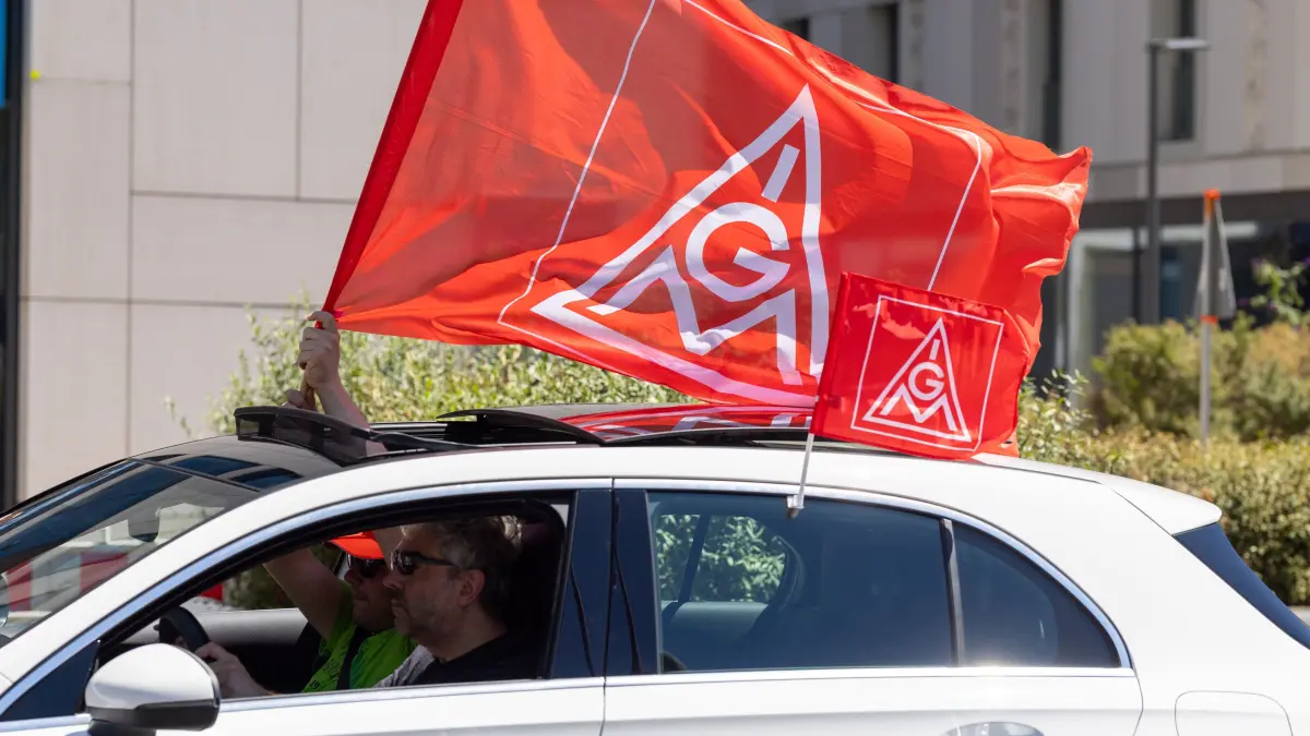 Autokorso der IG Metall durch Stuttgart: Stuttgart, Baden-Württemberg, 09.07.2026:
Die IG Metall veranstaltet einen Autokroso durch die Stuttgarter Innenstadt.
Im Bild: Protest vor der Geschäftsstelle von Südwerstmetall an der Türlenstraße
Notiz: No model release. Kein Einverständnis für Werbung, keine Weitergabe an Dritte.