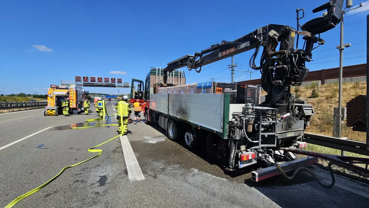 Ein Reifen ist an einem Lkw auf der A8 in Brand geraten.