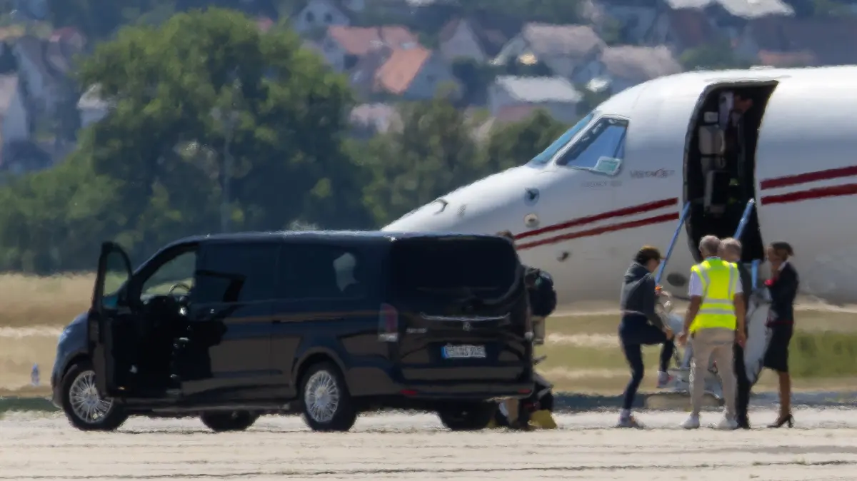 Goodbye Stuttgart: Katy Perry besteigt den Flieger in Stuttgart.