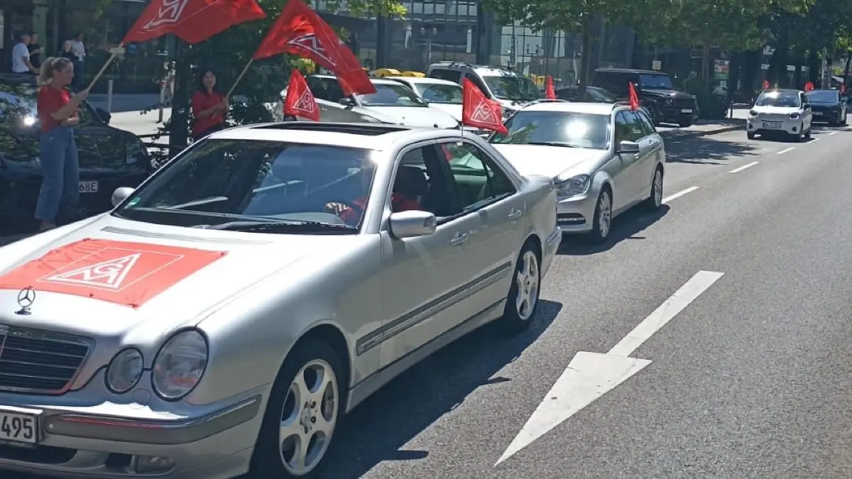 Der Autokorso führt durch die Stuttgarter Innenstadt.