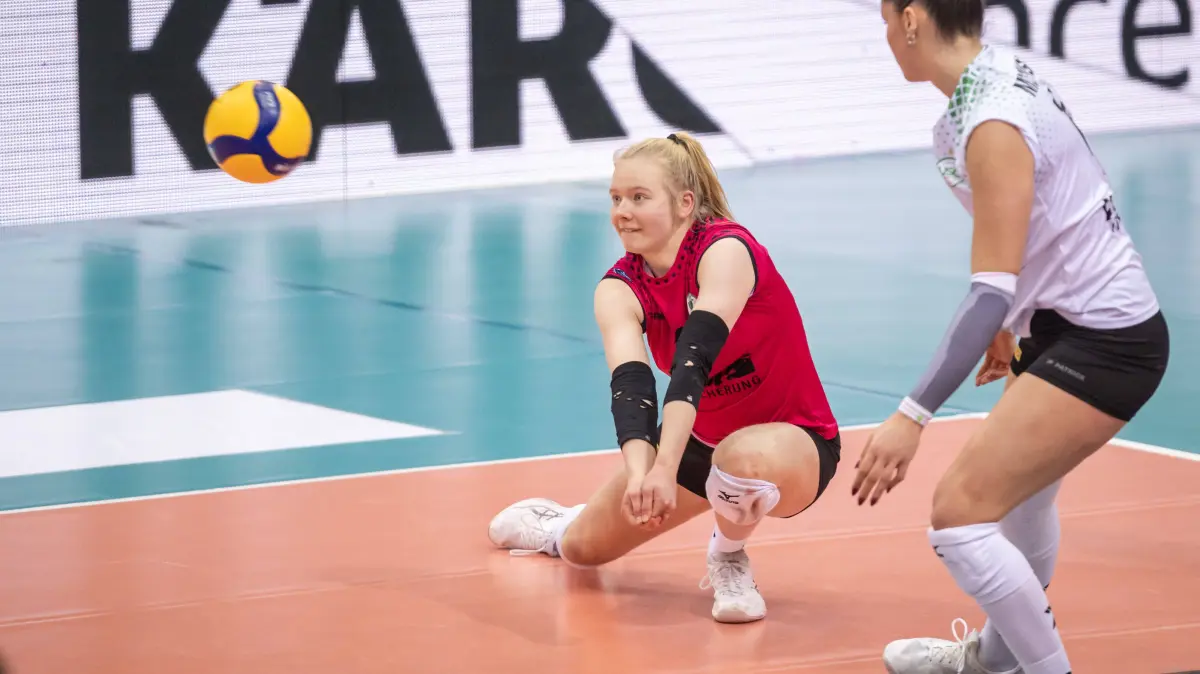 Lara-Marie Schaefer USC Muenster, 02 - Ballannahme /GER, Allianz MTV Stuttgart vs. USC Muenster, Volleyball Bundesliga, VBL, Spielzeit 2024/2025, 04.12.2024 GER, Allianz MTV Stuttgart vs. USC Muenster, Volleyball Bundesliga, VBL, Spielzeit 2024/2025, 04.12.2024 Stuttgart *** Lara Marie Schaefer USC Muenster, 02 ball reception GER, Allianz MTV Stuttgart vs USC Muenster, Volleyball Bundesliga, VBL, Season 2024 2025, 04 12 2024 GER, Allianz MTV Stuttgart vs USC Muenster, Volleyball Bundesliga, VBL, Season 2024 2025, 04 12 2024 Stuttgart Copyright: xSandyxDinkelackerx EP_SDR