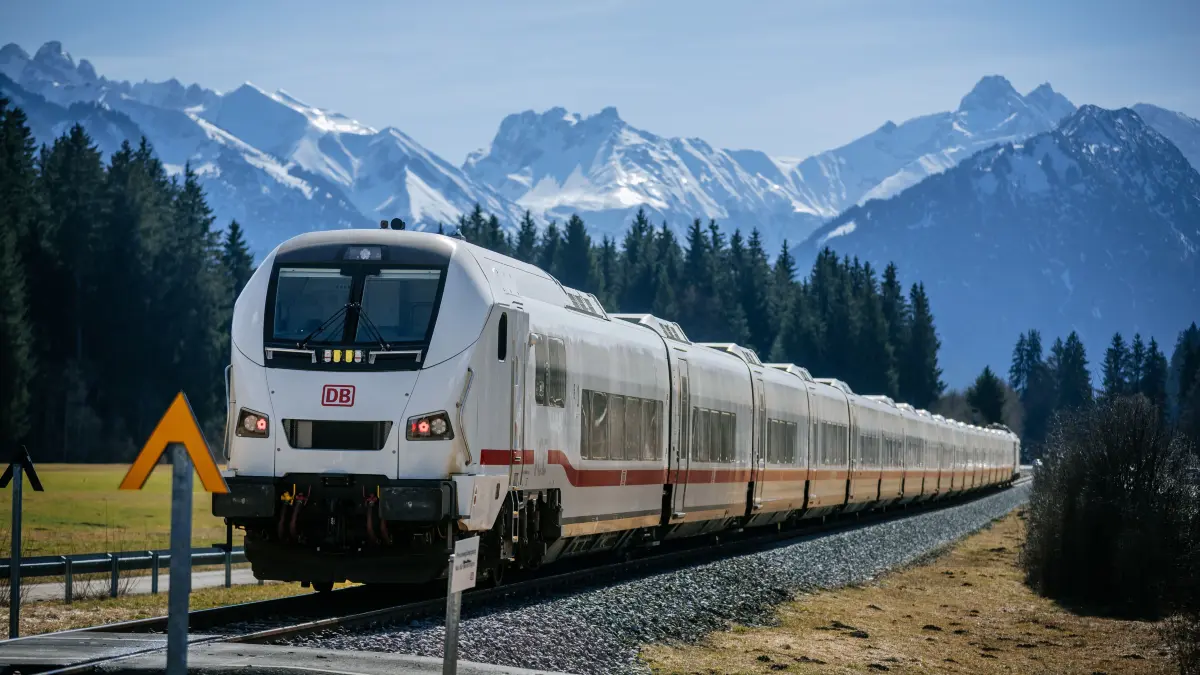 DB Fernverkehr mit ICE L und Baureihe 248.5 nach Oberstdorf im Allgäu