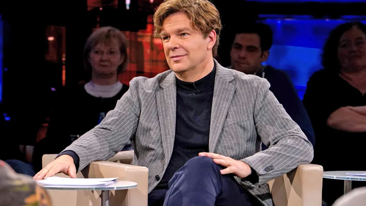 SÜDWESTRUNDFUNK
Nachtcafé - Die SWR Talkshow - Gäste bei Michael Steinbrecher
Moderator Michael Steinbrecher präsentiert das "Nachtcafé".
© SWR/Bettina Müller, honorarfrei - Verwendung gemäß der AGB im engen inhaltlichen, redaktionellen Zusammenhang mit genannter SWR-Sendung bei Nennung "Bild: SWR/Bettina Müller" (S2+). SWR Presse/Bildkommunikation, Baden-Baden, Tel: 07221/929-26868, foto@swr.de