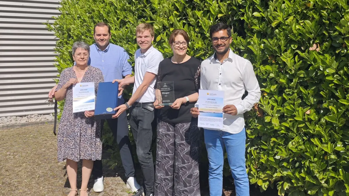 Über die Auszeichnungen der Solarliga Enzkreis Pforzheim freuten sich von links nach rechts: Elke und Alexander Göhler und Margit Stähle. Der Preis wurde von Elias Wege und Fawad Mehmood überreicht.