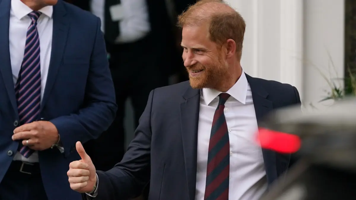 Prinz Harry (r), Herzog von Sussex, verlässt das Chatham House während eines Besuchs in Großbritannien, bei dem er an einer Reihe von Wohltätigkeitsveranstaltungen teilnimmt.