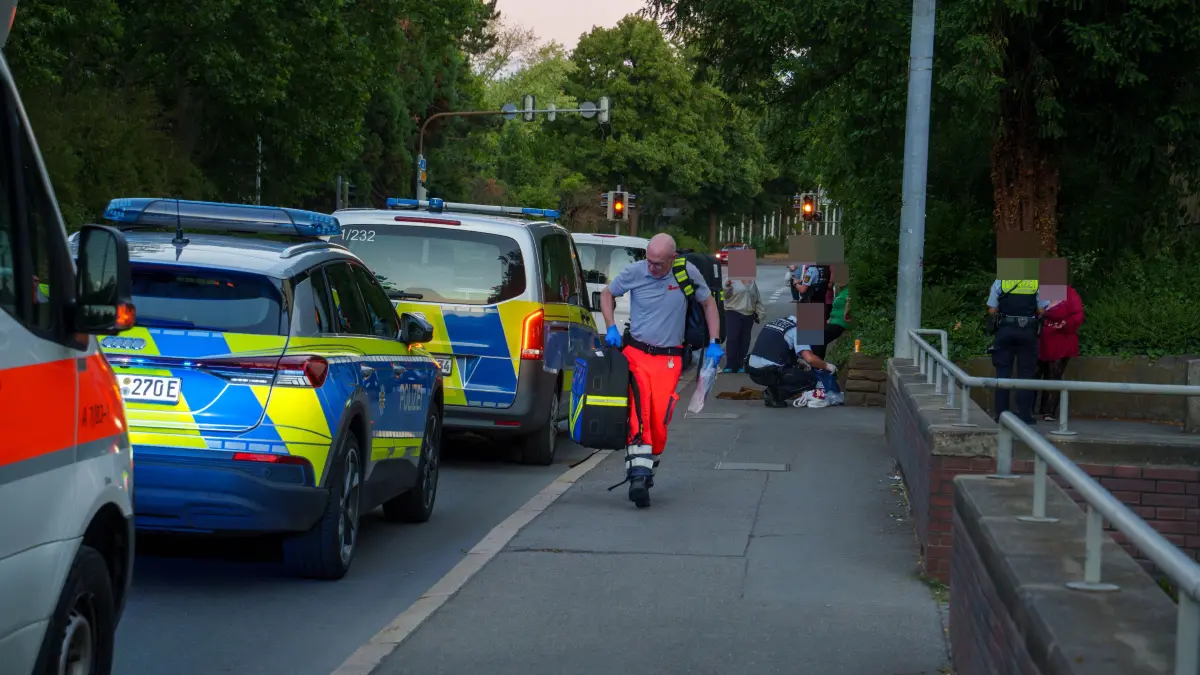 Am Mittwochabend kam es im Bereich der Parkstrasse in Boeblingen zu einem groesseren Polizeieinsatz. Nach ersten Informationen der Polizei gerieten mehrere Personen am Abend in eine Auseinandersetzung.<br />
<br />
Dabei wurde eine Person schwer verletzt. Nach der medizinischen Erstversorgung durch den Rettungsdienst wurde die verletzte Person mit einem Rettungswagen in eine Klinik gebracht.<br />
<br />
Der mutmassliche Taeter fluechtete nach der Tat. Im Rahmen der sofort eingeleiteten Fahndung waren zahlreiche Streifenwagen im Einsatz. Zudem unterstuetzte ein Polizeihubschrauber die Suche und kreiste ueber einen laengeren Zeitraum ueber dem Stadtgebiet von Boeblingen.<br />
<br />
Ob der Tatverdaechtige noch am Mittwochabend festgenommen werden konnte, war zunaechst nicht bekannt. Die Polizei hat die Ermittlungen zu den Hintergruenden der Auseinandersetzung aufgenommen.