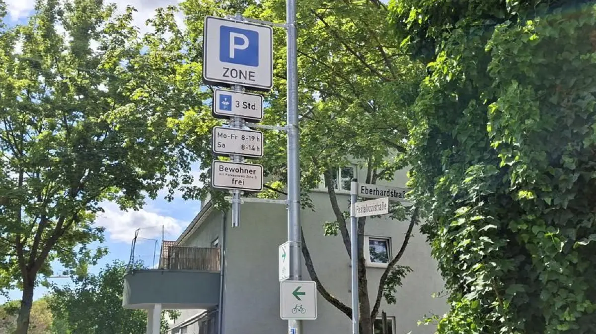 Klare Regeln beim Bewohnerparken in Fellbach: Ohne Ausweis maximal drei Stunden Parkzeit, hier Bewohnerparken Pestalozzistraße, Ecke Eberhardstraße.