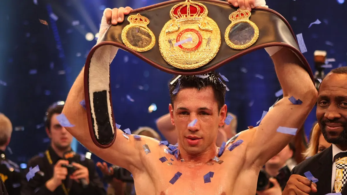 GERMANY, STUTTGART - 19. FEBRUAR / Porsche Arena / Boxkampf Felix Sturm gegen Ronald Hearns / Felix Sturm haelt stolz den Guertel hoch