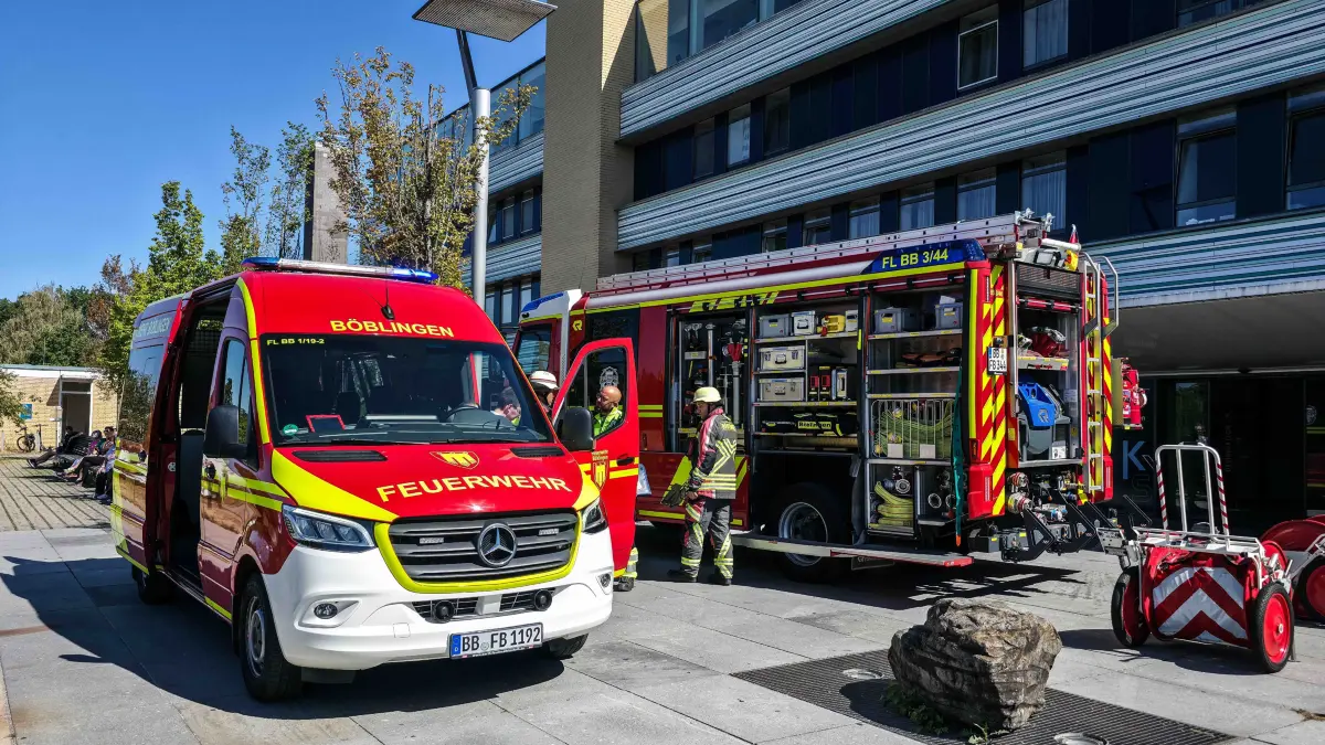 Ein vermutlich technischer Defekt an einem Trafo hat am Donnerstagnachmittag einen groesseren Feuerwehreinsatz am Krankenhaus Boeblingen ausgeloest.<br />
<br />
Nach Angaben der Feuerwehr kam es in einem Technikraum des Krankenhauses aufgrund eines Defekts an einem Trafo zu einer Rauchentwicklung. Ein offenes Feuer entstand dabei jedoch nicht.<br />
<br />
Die Feuerwehr rueckte mit einem Grossaufgebot an und kontrollierte den betroffenen Bereich. Anschliessend wurden die betroffenen Gebaeudeteile umfangreich belueftet, um den Rauch aus dem Gebaeude zu entfernen.<br />
<br />
Waehrend des Feuerwehreinsatzes war das Krankenhaus voruebergehend gesperrt. Verletzt wurde nach bisherigen Erkenntnissen niemand.<br />
<br />
Zur Hoehe des entstandenen Sachschadens liegen derzeit keine Informationen vor. Die genaue Ursache des technischen Defekts ist Gegenstand weiterer Ermittlungen.