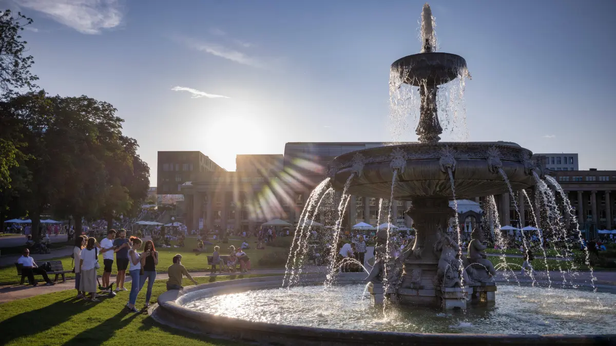 Menschen genießen Sommerabend, auf Schlossplatz vor Königsbau, Springbrunnen, Sommer, Stuttgart, Baden-Württemberg, Deutschland, Europa *** People enjoy Summer evening, at Schloßplatz before Kings Building, Fountain, Summer, Stuttgart, Bathing Württemberg, Germany, Europe Copyright: imageBROKER/MichaelxWeber iblimw09407944.jpg Bitte beachten Sie die gesetzlichen Bestimmungen des deutschen Urheberrechtes hinsichtlich der Namensnennung des Fotografen im direkten Umfeld der Veröffentlichung