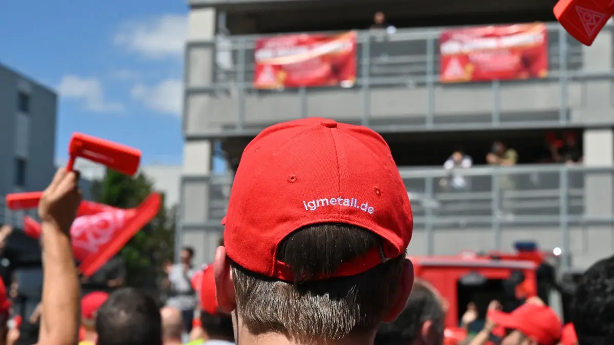 VW-Aufsichtsrat und IG-Metall-Protesttag - Neckarsulm: 09.07.2026, Baden-Württemberg, Neckarsulm: Betriebsräte, Vertrauensleute und Mitglieder der Jugendvertretung von Audi beteiligen sich an einer Informations- und Protestaktion der IG Metall vor dem Audi-Werk in Neckarsulm. Am Tag der Aufsichtsratssitzung der Volkswagen AG in Wolfsburg organisiert die IG Metall bundesweit Informations- und Protestaktionen an zahlreichen Standorten des Konzerns. Foto: Jennifer Kramer/dpa +++ dpa-Bildfunk +++
