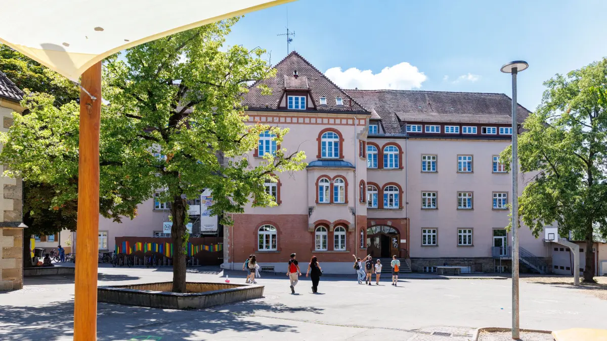 Paul-Lechler-Schule: Böblingen, Paul-Lechler-Schule, die beiden Gebäude der Paul-Lechler-Schule (Pestalozzihof) in Böblingen.- den Altbau (früher Pestalozzischule) und die Grundschule (Kasten aus den 1970er-Jahren), die zum Teil eingezäunt ist, damit nichts auf die Straße fällt. Zudem der Parkplatz an der Schafgasse 5-11 der als Ausweichfläche im Gepräch ist.