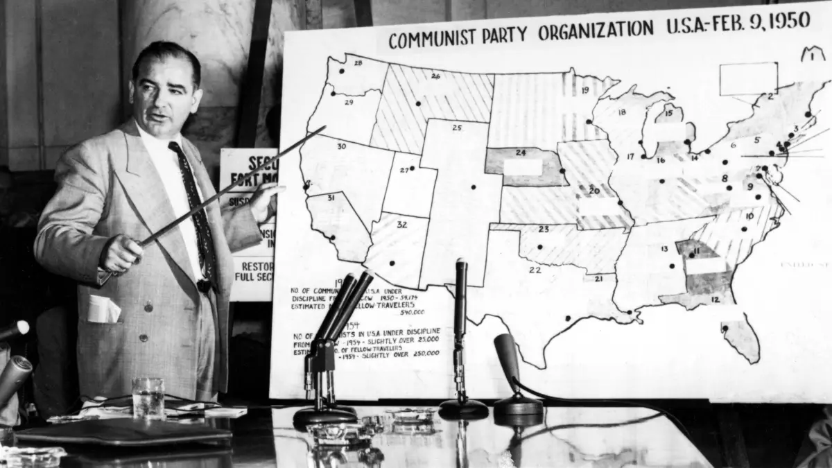 Der republikanische Senator Joseph McCarthy (1908-1957) sah in jeder Ecke der USA die „rote Gefahr“ lauern.