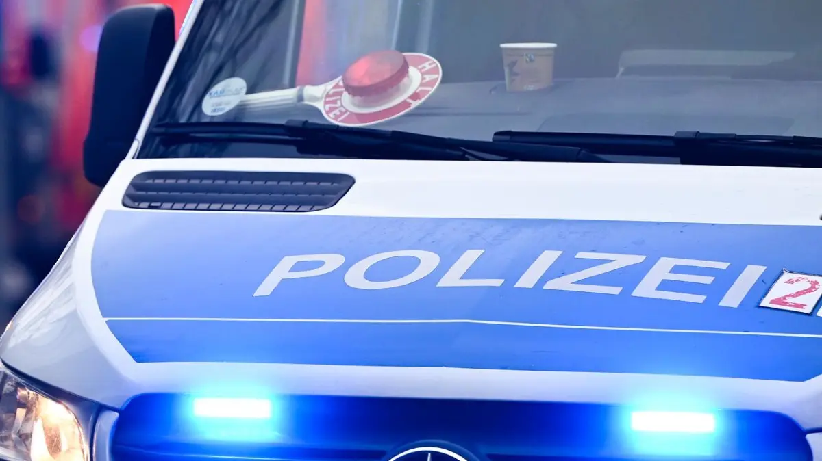 Verabredung auf Parkplatz endet in mutmaßlichem Hinterhalt: ARCHIV - 04.12.2024, Berlin: Ein Polizeiauto und ein Rettungswagen mit Blaulicht. Zwei Freunde sind auf einem Parkplatz in Osnabrück angegriffen worden. (zu dpa: «Verabredung auf Parkplatz endet in mutmaßlichem Hinterhalt») Foto: Jens Kalaene/dpa +++ dpa-Bildfunk +++