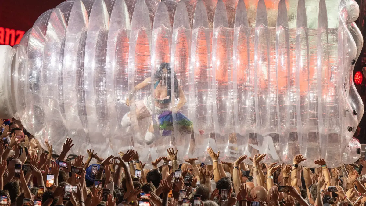 Ein Highlight des Konzerts: Katy Perry surfte in einer überdimensionalen Plastikflasche über die Crowd hinweg.