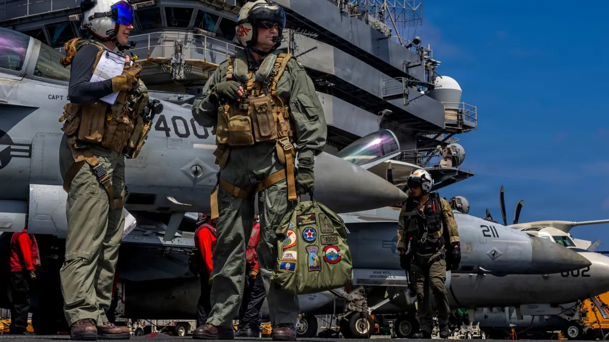 US-Flugzeugträger: HANDOUT - 23.01.2026, ---: Dieses vom US-Militär veröffentlichte Foto zeigt Kapitän Daniel Keeler, den Kommandanten des nuklearbetriebenen Flugzeugträgers USS Abraham Lincoln vom Nimitz-Typ, wie er sich auf einen Flug mit einem MH‑60R Sea‑Hawk‑Hubschrauber im Indischen Ozean vorbereitet. (zu dpa: «USA und Iran eskalieren weiter - Geht der Krieg wieder los?») Foto: Seaman Daniel Kimmelman/US Navy/AP/dpa - ACHTUNG: Nur zur redaktionellen Verwendung und nur mit vollständiger Nennung des vorstehenden Credits +++ dpa-Bildfunk +++
