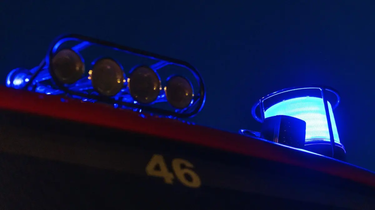 Symbolbild der Feuerwehr: ARCHIV - 03.05.2021, Baden-Württemberg, Staufen im Breisgau: Ein Blaulicht leuchtet bei Nacht auf einem Feuerwehrauto. (zu dpa: «Kunststoffmüll in Swisttal in Flammen - Warnung an Anwohner») Foto: Philipp von Ditfurth/dpa +++ dpa-Bildfunk +++