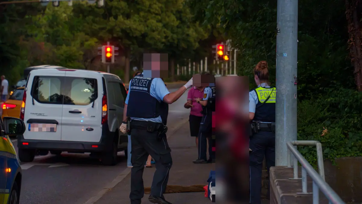 Am Mittwochabend kam es im Bereich der Parkstrasse in Boeblingen zu einem groesseren Polizeieinsatz. Nach ersten Informationen der Polizei gerieten mehrere Personen am Abend in eine Auseinandersetzung.<br />
<br />
Dabei wurde eine Person schwer verletzt. Nach der medizinischen Erstversorgung durch den Rettungsdienst wurde die verletzte Person mit einem Rettungswagen in eine Klinik gebracht.<br />
<br />
Der mutmassliche Taeter fluechtete nach der Tat. Im Rahmen der sofort eingeleiteten Fahndung waren zahlreiche Streifenwagen im Einsatz. Zudem unterstuetzte ein Polizeihubschrauber die Suche und kreiste ueber einen laengeren Zeitraum ueber dem Stadtgebiet von Boeblingen.<br />
<br />
Ob der Tatverdaechtige noch am Mittwochabend festgenommen werden konnte, war zunaechst nicht bekannt. Die Polizei hat die Ermittlungen zu den Hintergruenden der Auseinandersetzung aufgenommen.