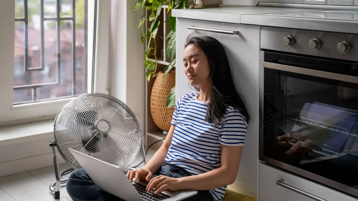 Entspannte asiatische Frau, die am Laptop tippt, während sie sich zu Hause mit einem Bodenventilator abkühlt. Entspannte asiatische Frau, die am Laptop tippt, während sie sich zu Hause mit einem Bodenventilator abkühlt. ,model released, Symbolfoto Copyright: xZoonar.com/DmitriixMarchenkox 22673632 ,model released, Symbolfoto ,property released