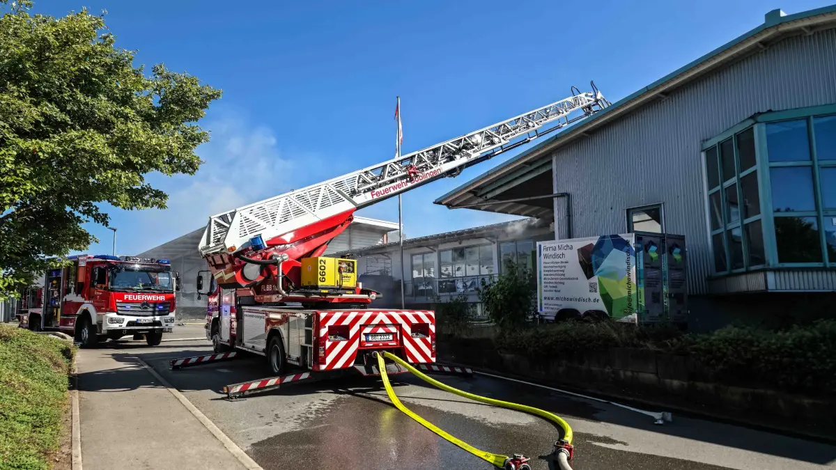 Einsatzkraefte von Feuerwehr, Rettungsdienst und Polizei rueckten am Donnerstag (09.07.2026) gegen 16:40 Uhr in die Rudolf-Diesel-Strasse nach Holzgerlingen aus, nachdem in einem Firmengebaeude ein Brand gemeldet worden war. Nach ersten Erkenntnissen kam es mutmasslich beim Befuellen einer Sauerstoffflasche zu einer Verpuffung, hierdurch geriet im weiteren Verlauf das Firmengebaeude in Brand. Durch das Feuer erlittet ein 46-Jaehriger schwere Verletzungen, er wurde mit einem Rettungshubschrauber in ein Krankenhaus geflogen. Zwei weitere Personen erlitten leichte Verletzungen und wurden vom Rettungsdienst versorgt. Der Brand wurde durch ein Grossaufgebot an Wehrkraeften zuegig bekaempft und geloescht. Der entstandene Sachschaden wird derzeit auf rund 740.000 Euro geschaetzt. Aufgrund der Rauchentwicklung musste der Bahnverkehr der angrenzenden Schoenbuchbahn zeitweise eingestellt werden. Die in der Naehe befindlichen Bundesstrasse 464 war durch den Rauch nur leicht beeintraechtigt und musste dadurch nicht gesperrt werden.