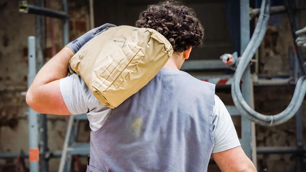 Auf Dauer nicht zu machen: das Schleppen von Säcken. Gerade Ältere stoßen bei schwerer körperlicherArbeit wie auf dem Bau an ihre Grenzen. Deshalb soll es für alle, die hart arbeiten, eine „Flexi-Rente“geben – eine Art „Expresszugang in den Ruhestand“, fordert Alexander Deh von der IG BAUNordwürttemberg. Außerdem appelliert er an die heimischen Bundestagsabgeordneten, sich gegen dieAbschaffung der Rente mit 63 stark zu machen. Und auch beim Rentenniveau fordert die IG BAUNordwürttemberg eine Haltelinie bei zunächst 48 Prozent. Die Zielmarke müsse künftig allerdings wiederbei mindestens 53 Prozent liegen.