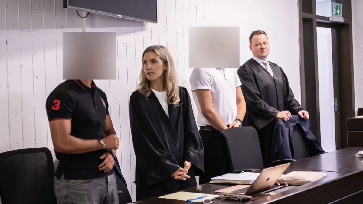 Schüsse in Weilimdorf im Dezember 2025: Prozessbeginn am Stuttgarter Landgericht: Stuttgart, Baden-Württemberg, 10.07.2026:
!!!ACHTUNG, VERFÜGUNG DES GERICHTS BEACHTEN!!! ANGEKLAGTE UND JUSTIZ-BEAMTE MÜSSEN UNKENNTLICH GEMACHT WERDEN!!!
Schüsse in Weilimdorf im Dezember 2025: Prozessbeginn am Stuttgarter Landgericht gegen zwei Verdächtige.
Im Bild: v.l. Furkan A. (Angeklagter), Julia Mende (Verteidigerin), Rohat K. (Angeklagter), Matthias Brenner (Verteidiger)
Die Angeklagten sollen einer aus Stuttgart-Weilimdorf stammenden Gruppe zuzuordnen sein, die sich am Abend des 06.12.2025 auf einem Spielplatz versammelt haben soll, um eine andere Gruppe, mit der ein Konflikt bestanden haben soll, zu erwarten. Als die andere Gruppe eintraf, soll der eine Angeklagte in dem Wissen, dass der andere Angeklagte eine geladene Schusswaffe bei sich getragen haben soll, mit den Worten „knall die ab“ zum Schießen aufgefordert haben. Daraufhin soll der zweite Angeklagte die Waffe auf ein Mitglied der anderen Gruppe gerichtet und zwei Schüsse abgegeben haben
Notiz: No model release. Kein Einverständnis für Werbung, keine Weitergabe an Dritte.
