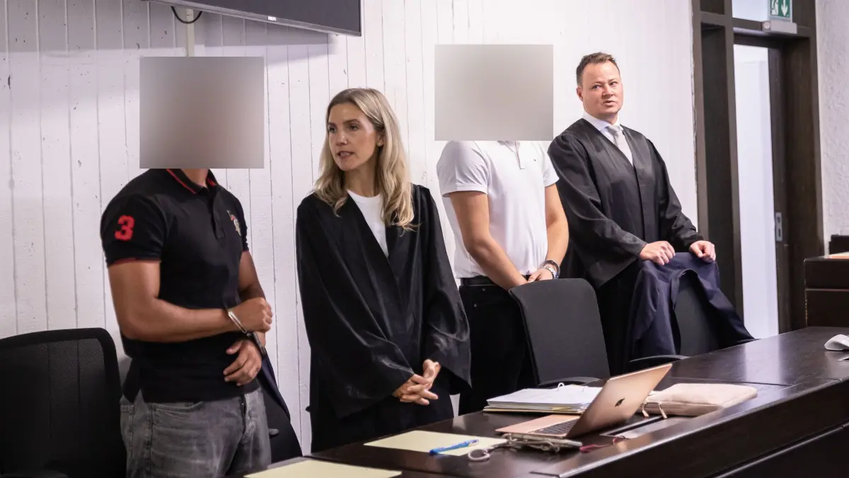 Schüsse in Weilimdorf im Dezember 2025: Prozessbeginn am Stuttgarter Landgericht: Stuttgart, Baden-Württemberg, 10.07.2026:
!!!ACHTUNG, VERFÜGUNG DES GERICHTS BEACHTEN!!! ANGEKLAGTE UND JUSTIZ-BEAMTE MÜSSEN UNKENNTLICH GEMACHT WERDEN!!!
Schüsse in Weilimdorf im Dezember 2025: Prozessbeginn am Stuttgarter Landgericht gegen zwei Verdächtige.
Im Bild: v.l. Furkan A. (Angeklagter), Julia Mende (Verteidigerin), Rohat K. (Angeklagter), Matthias Brenner (Verteidiger)
Die Angeklagten sollen einer aus Stuttgart-Weilimdorf stammenden Gruppe zuzuordnen sein, die sich am Abend des 06.12.2025 auf einem Spielplatz versammelt haben soll, um eine andere Gruppe, mit der ein Konflikt bestanden haben soll, zu erwarten. Als die andere Gruppe eintraf, soll der eine Angeklagte in dem Wissen, dass der andere Angeklagte eine geladene Schusswaffe bei sich getragen haben soll, mit den Worten „knall die ab“ zum Schießen aufgefordert haben. Daraufhin soll der zweite Angeklagte die Waffe auf ein Mitglied der anderen Gruppe gerichtet und zwei Schüsse abgegeben haben
Notiz: No model release. Kein Einverständnis für Werbung, keine Weitergabe an Dritte.