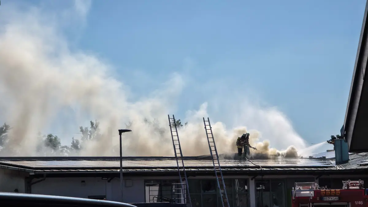 Einsatzkraefte von Feuerwehr, Rettungsdienst und Polizei rueckten am Donnerstag (09.07.2026) gegen 16:40 Uhr in die Rudolf-Diesel-Strasse nach Holzgerlingen aus, nachdem in einem Firmengebaeude ein Brand gemeldet worden war. Nach ersten Erkenntnissen kam es mutmasslich beim Befuellen einer Sauerstoffflasche zu einer Verpuffung, hierdurch geriet im weiteren Verlauf das Firmengebaeude in Brand. Durch das Feuer erlittet ein 46-Jaehriger schwere Verletzungen, er wurde mit einem Rettungshubschrauber in ein Krankenhaus geflogen. Zwei weitere Personen erlitten leichte Verletzungen und wurden vom Rettungsdienst versorgt. Der Brand wurde durch ein Grossaufgebot an Wehrkraeften zuegig bekaempft und geloescht. Der entstandene Sachschaden wird derzeit auf rund 740.000 Euro geschaetzt. Aufgrund der Rauchentwicklung musste der Bahnverkehr der angrenzenden Schoenbuchbahn zeitweise eingestellt werden. Die in der Naehe befindlichen Bundesstrasse 464 war durch den Rauch nur leicht beeintraechtigt und musste dadurch nicht gesperrt werden.