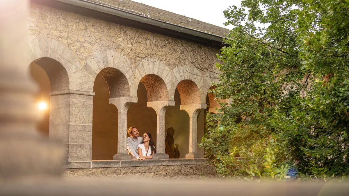 Direkt neben der Porta Nigra liegt rings um den romantischen Brunnenhof das Stadtmuseum Simeonstift Trier. Es entstand aus bedeutenden Vermächtnissen Trierer Bürger im 19. und 20. Jahrhundert und wurde 1904 gegründet. Nach umfangreichen Renovierungsarbeiten, die zur Konstantin-Ausstellung 2007 abgeschlossen wurden, verfügt das Museum über modernste Ausstellungsflächen im historischen Gebäudekern sowie im neu errichteten Anbau.