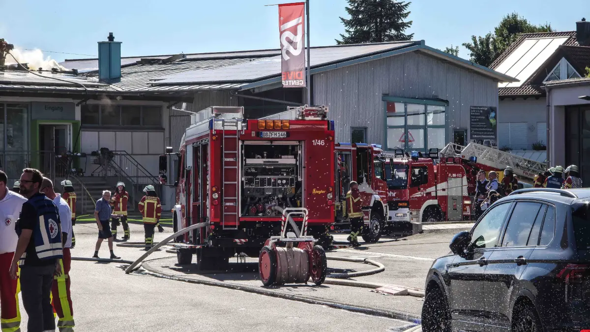 Einsatzkraefte von Feuerwehr, Rettungsdienst und Polizei rueckten am Donnerstag (09.07.2026) gegen 16:40 Uhr in die Rudolf-Diesel-Strasse nach Holzgerlingen aus, nachdem in einem Firmengebaeude ein Brand gemeldet worden war. Nach ersten Erkenntnissen kam es mutmasslich beim Befuellen einer Sauerstoffflasche zu einer Verpuffung, hierdurch geriet im weiteren Verlauf das Firmengebaeude in Brand. Durch das Feuer erlittet ein 46-Jaehriger schwere Verletzungen, er wurde mit einem Rettungshubschrauber in ein Krankenhaus geflogen. Zwei weitere Personen erlitten leichte Verletzungen und wurden vom Rettungsdienst versorgt. Der Brand wurde durch ein Grossaufgebot an Wehrkraeften zuegig bekaempft und geloescht. Der entstandene Sachschaden wird derzeit auf rund 740.000 Euro geschaetzt. Aufgrund der Rauchentwicklung musste der Bahnverkehr der angrenzenden Schoenbuchbahn zeitweise eingestellt werden. Die in der Naehe befindlichen Bundesstrasse 464 war durch den Rauch nur leicht beeintraechtigt und musste dadurch nicht gesperrt werden.