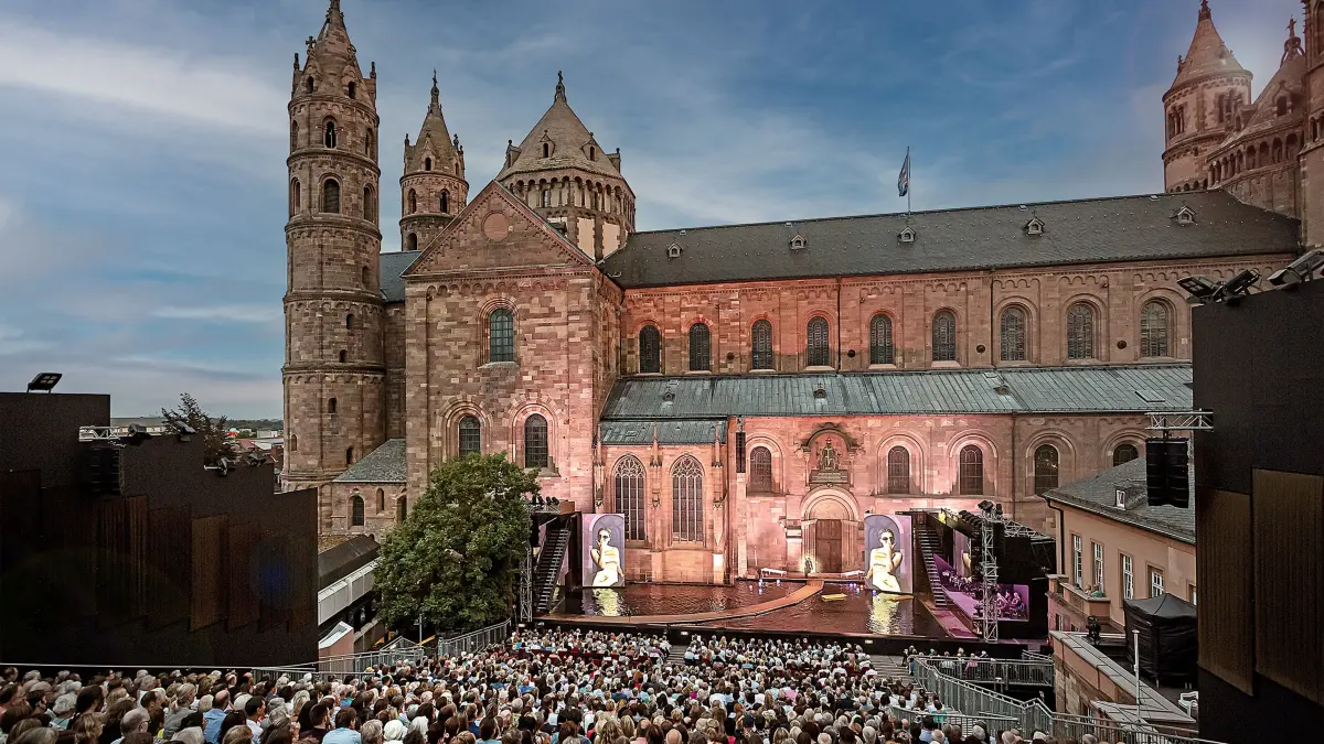 Vor der majestätischen Kulisse des Doms finden in Worms alljährlich die Nibelungen-Festspiele statt. Dabei wird er mittelalterliche Sagenstoff immer wieder neu interpretiert. Das Foto entstand bei der Aufführung 2022. Gespielt wurde das Stück „hildensaga. ein königinnendrama“.