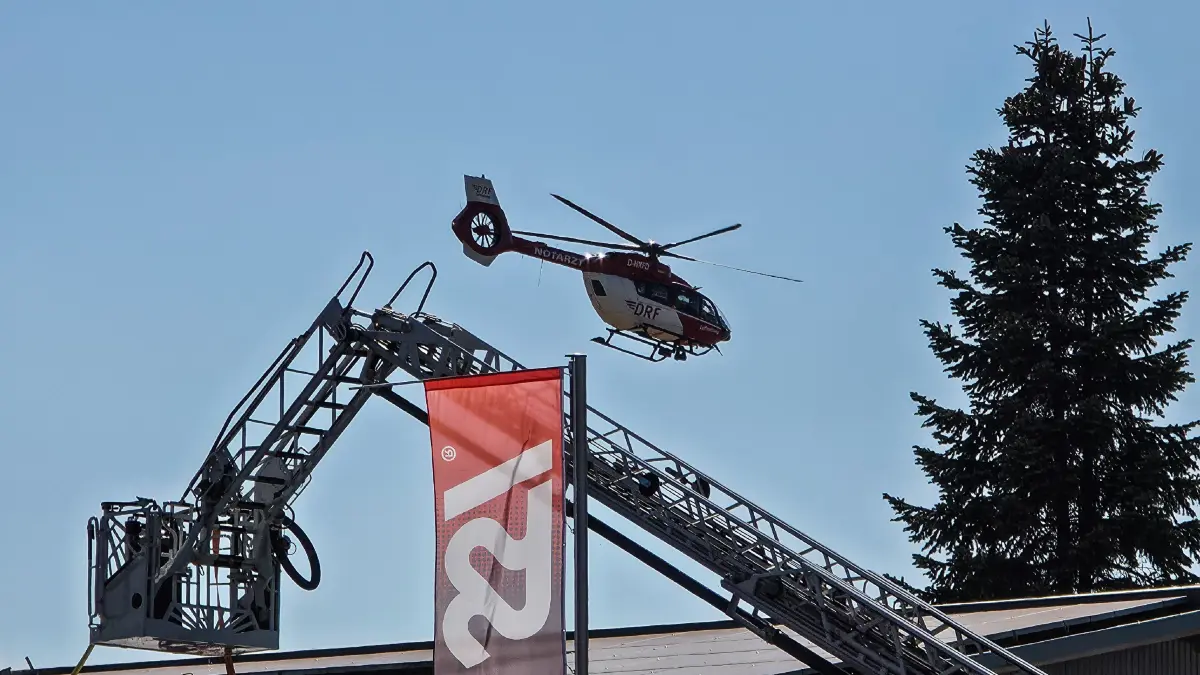 Einsatzkraefte von Feuerwehr, Rettungsdienst und Polizei rueckten am Donnerstag (09.07.2026) gegen 16:40 Uhr in die Rudolf-Diesel-Strasse nach Holzgerlingen aus, nachdem in einem Firmengebaeude ein Brand gemeldet worden war. Nach ersten Erkenntnissen kam es mutmasslich beim Befuellen einer Sauerstoffflasche zu einer Verpuffung, hierdurch geriet im weiteren Verlauf das Firmengebaeude in Brand. Durch das Feuer erlittet ein 46-Jaehriger schwere Verletzungen, er wurde mit einem Rettungshubschrauber in ein Krankenhaus geflogen. Zwei weitere Personen erlitten leichte Verletzungen und wurden vom Rettungsdienst versorgt. Der Brand wurde durch ein Grossaufgebot an Wehrkraeften zuegig bekaempft und geloescht. Der entstandene Sachschaden wird derzeit auf rund 740.000 Euro geschaetzt. Aufgrund der Rauchentwicklung musste der Bahnverkehr der angrenzenden Schoenbuchbahn zeitweise eingestellt werden. Die in der Naehe befindlichen Bundesstrasse 464 war durch den Rauch nur leicht beeintraechtigt und musste dadurch nicht gesperrt werden.
