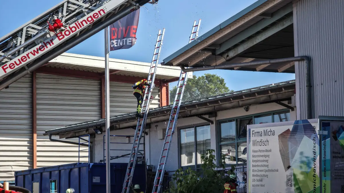 Einsatzkraefte von Feuerwehr, Rettungsdienst und Polizei rueckten am Donnerstag (09.07.2026) gegen 16:40 Uhr in die Rudolf-Diesel-Strasse nach Holzgerlingen aus, nachdem in einem Firmengebaeude ein Brand gemeldet worden war. Nach ersten Erkenntnissen kam es mutmasslich beim Befuellen einer Sauerstoffflasche zu einer Verpuffung, hierdurch geriet im weiteren Verlauf das Firmengebaeude in Brand. Durch das Feuer erlittet ein 46-Jaehriger schwere Verletzungen, er wurde mit einem Rettungshubschrauber in ein Krankenhaus geflogen. Zwei weitere Personen erlitten leichte Verletzungen und wurden vom Rettungsdienst versorgt. Der Brand wurde durch ein Grossaufgebot an Wehrkraeften zuegig bekaempft und geloescht. Der entstandene Sachschaden wird derzeit auf rund 740.000 Euro geschaetzt. Aufgrund der Rauchentwicklung musste der Bahnverkehr der angrenzenden Schoenbuchbahn zeitweise eingestellt werden. Die in der Naehe befindlichen Bundesstrasse 464 war durch den Rauch nur leicht beeintraechtigt und musste dadurch nicht gesperrt werden.