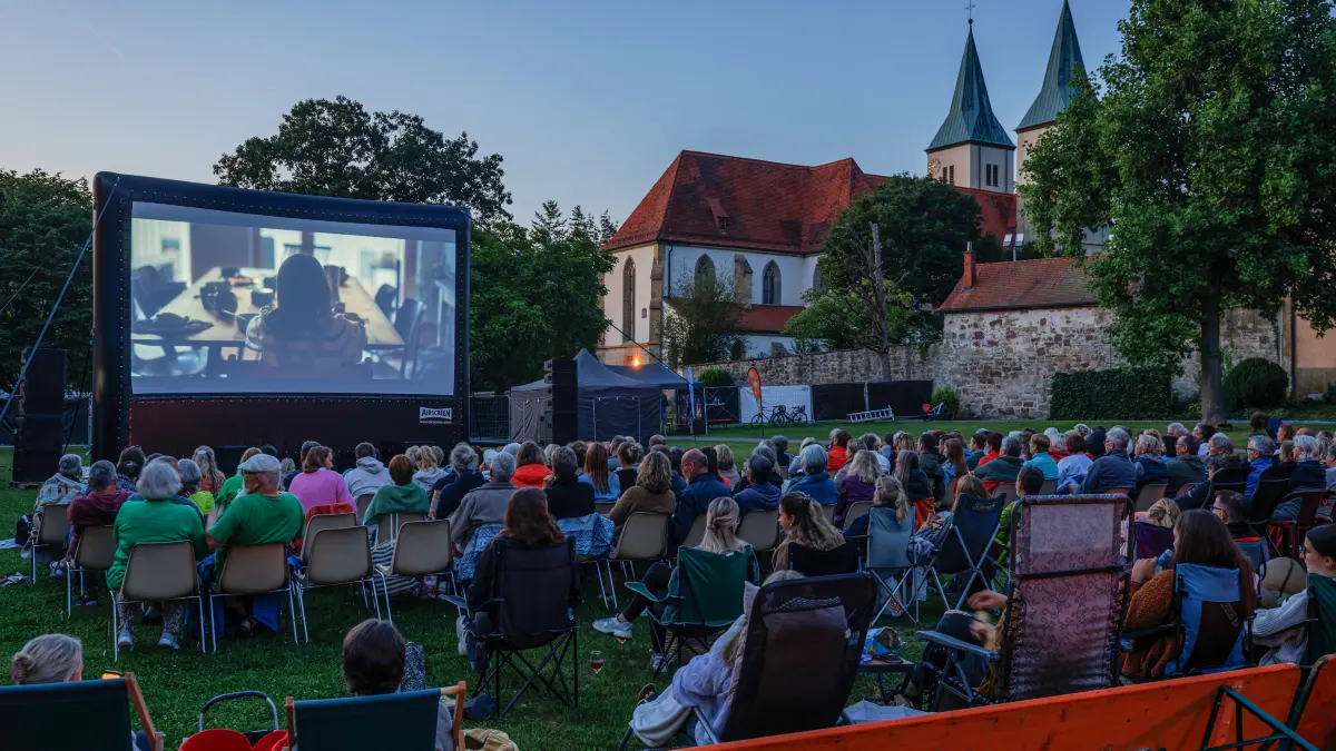 Filmvorführung beim Sommernachtskino in Murrhardter Stadtgarten.