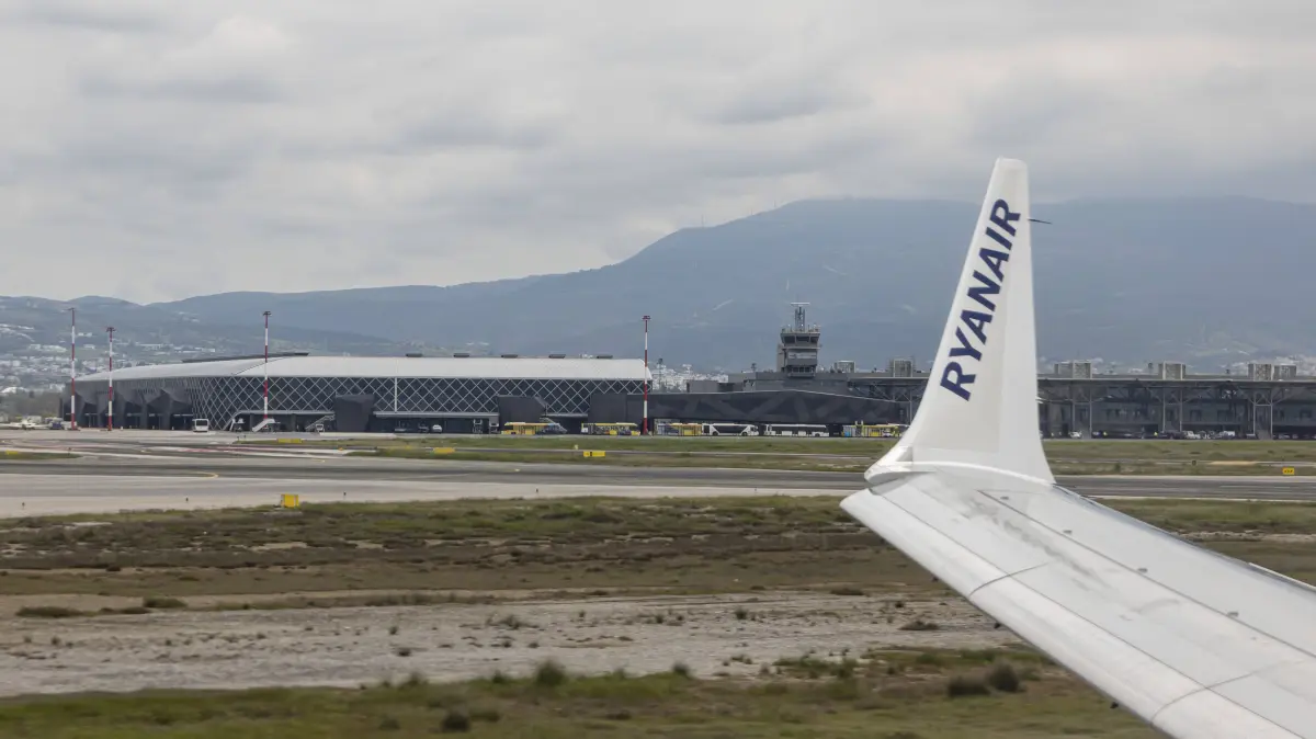 Thessaloniki International Airport in Griechenland mit dem Seitenflügel einer Ryanair-Maschine (Archivbild von 12. April 2026).