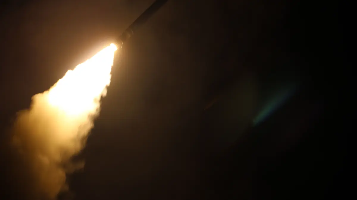 Auf diesem von der US-Marine zur Verfügung gestellten Bild feuert der Lenkwaffenzerstörer USS Laboon einen Tomahawk-Marschflugkörper ab (Archivbild). Das ist eine der Raketen, wie Deutschland sie kaufen will.
