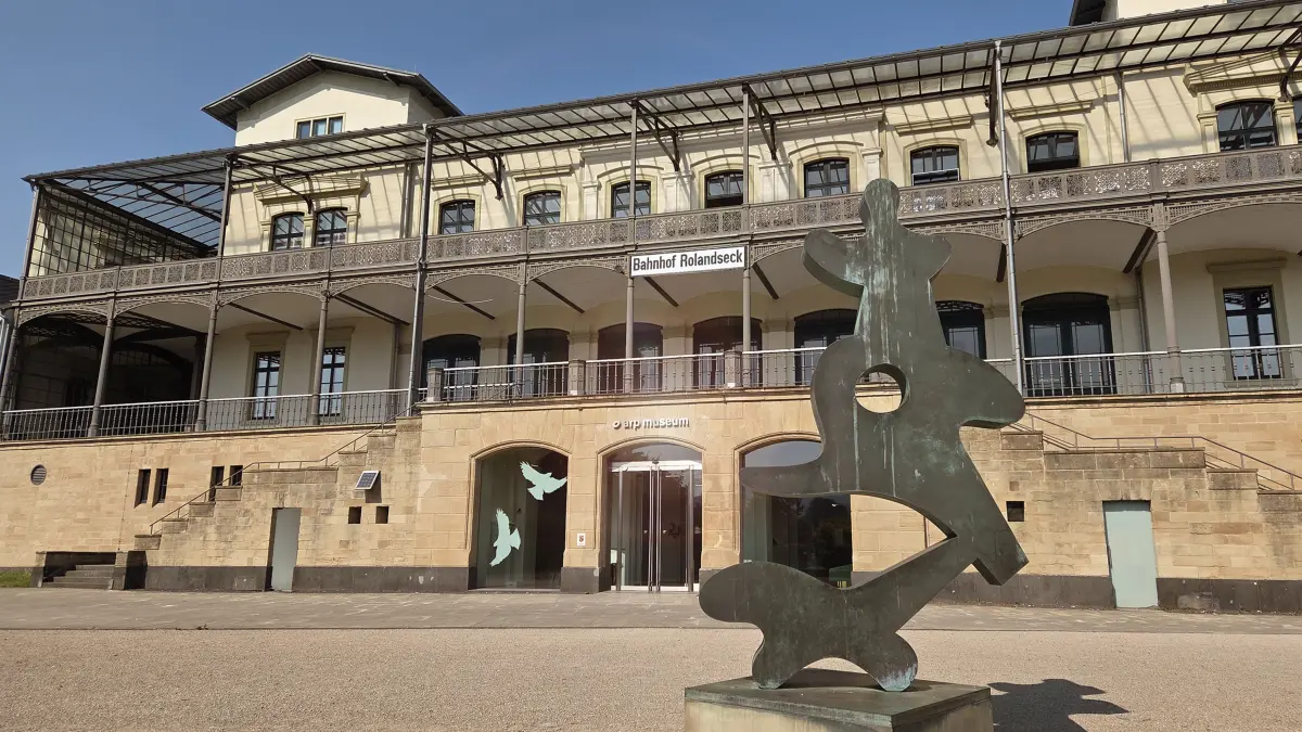 Das Arp Museum Bahnhof Rolandseck widmet sich dem Wirken des Künstlerpaares Sophie Taeuber-Arp (1889–1943) und Hans Arp (1886–1966). Mit seiner beindruckenden Architektur und wechselnden Ausstellungen vereint das Arp-Museum Kunst, Natur und Architektur und präsentiert moderne und zeitgenössischen Kunst. Hinzu kommt die Präsentation der Sammlung Rau für UNICEF mit Spitzenwerken vom Mittelalter bis in die Moderne, von Fra Angelico bis Claude Monet.