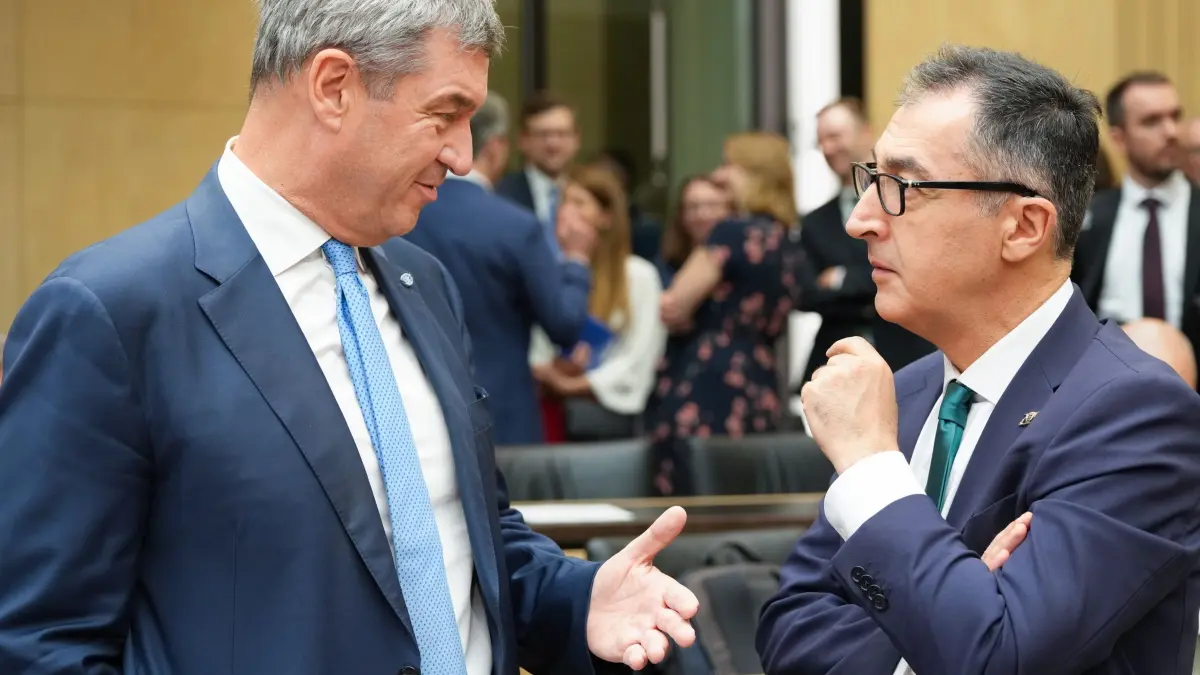 Bundesrat: 10.07.2026, Berlin: Markus Söder (l, CSU), Ministerpräsident von Bayern, und Cem Özdemir (Bündnis 90/Die Grünen), Ministerpräsident von Baden-Württemberg, unterhalten sich vor Beginn der Sitzung des Bundesrates. Foto: Soeren Stache/dpa +++ dpa-Bildfunk +++