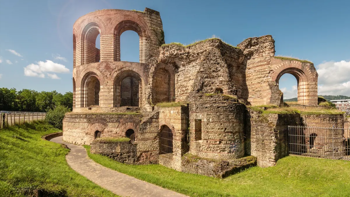Die Kaiserthermen sind die monumentalen Überreste einer großflächig geplanten spätantiken römischen Badeanlage und späteren Reiterkaserne, welche im Zentrum von Trier noch erhalten sind.