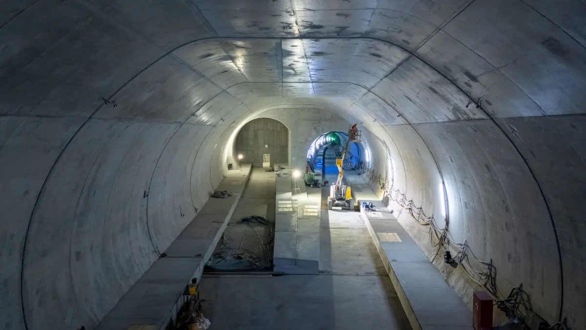 Stuttgart 21, Blick in den Tunnel Bad Cannstatt, wo als Bauvorleistung ein zusätzlicher Abzweig (links) zum noch zu bauenden Tunnel Wartberg entstanden ist.