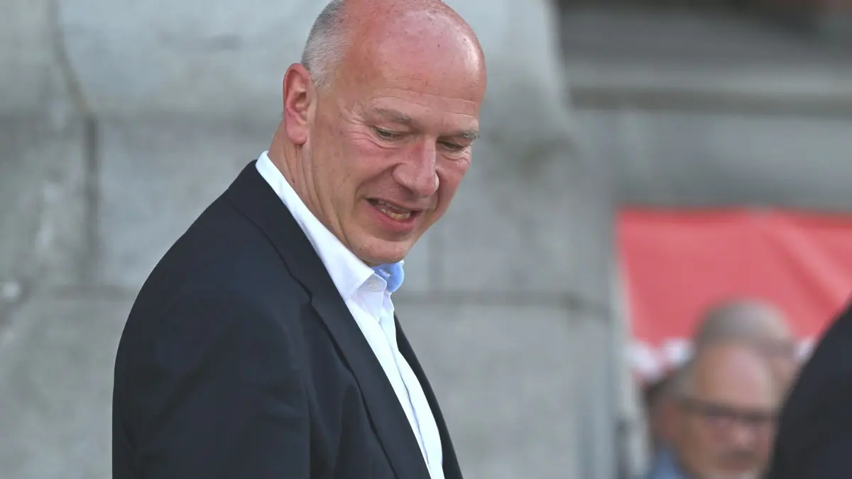 Hissen der Regenbogenflagge vor dem Roten Rathaus: 10.07.2026, Berlin: Kai Wegner (CDU), Regierender Bürgermeister von Berlin, kommt aus dem Roten Rathaus, um die Regenbogenflagge aus Anlass der Pride Weeks vor dem Christopher-Street-Day zu hissen. Foto: Jens Kalaene/dpa +++ dpa-Bildfunk +++