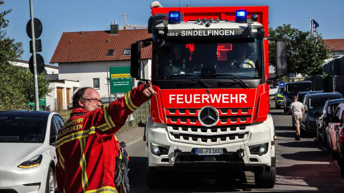 Einsatzkraefte von Feuerwehr, Rettungsdienst und Polizei rueckten am Donnerstag (09.07.2026) gegen 16:40 Uhr in die Rudolf-Diesel-Strasse nach Holzgerlingen aus, nachdem in einem Firmengebaeude ein Brand gemeldet worden war. Nach ersten Erkenntnissen kam es mutmasslich beim Befuellen einer Sauerstoffflasche zu einer Verpuffung, hierdurch geriet im weiteren Verlauf das Firmengebaeude in Brand. Durch das Feuer erlittet ein 46-Jaehriger schwere Verletzungen, er wurde mit einem Rettungshubschrauber in ein Krankenhaus geflogen. Zwei weitere Personen erlitten leichte Verletzungen und wurden vom Rettungsdienst versorgt. Der Brand wurde durch ein Grossaufgebot an Wehrkraeften zuegig bekaempft und geloescht. Der entstandene Sachschaden wird derzeit auf rund 740.000 Euro geschaetzt. Aufgrund der Rauchentwicklung musste der Bahnverkehr der angrenzenden Schoenbuchbahn zeitweise eingestellt werden. Die in der Naehe befindlichen Bundesstrasse 464 war durch den Rauch nur leicht beeintraechtigt und musste dadurch nicht gesperrt werden.