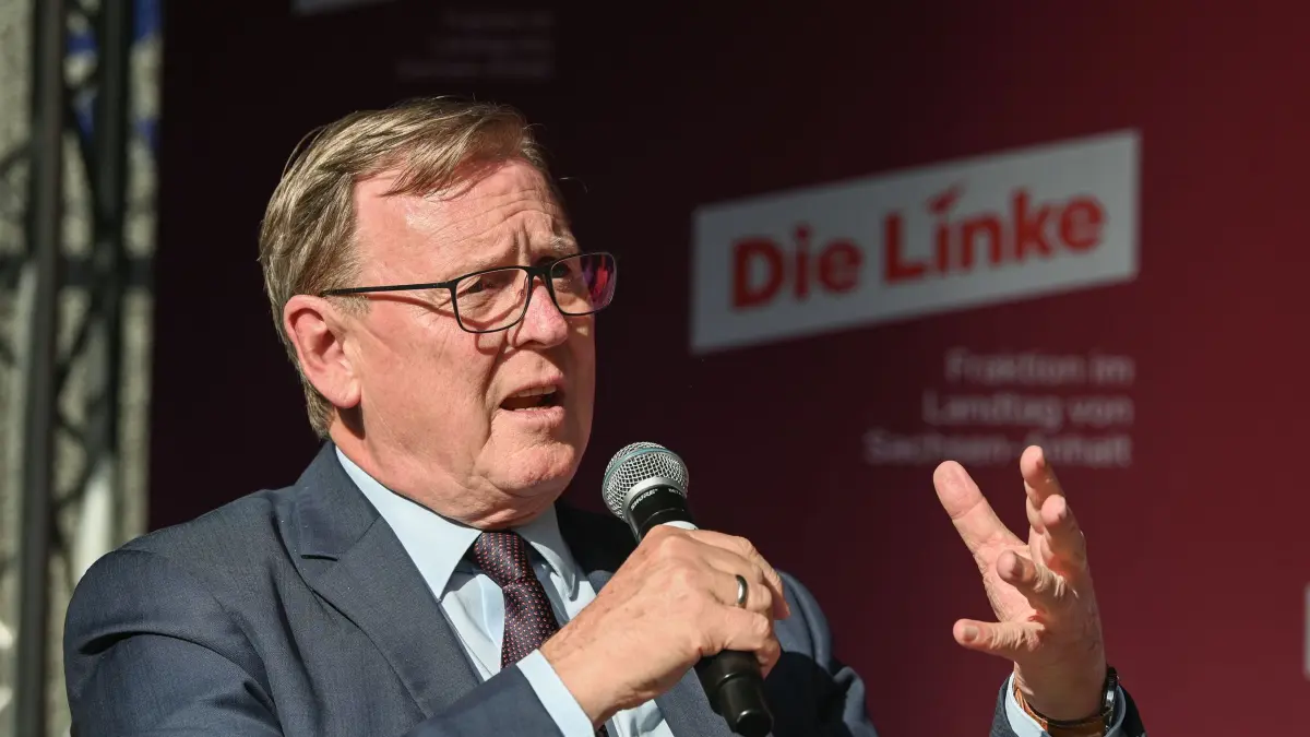 Silberlocken in Eisleben: 10.07.2026, Sachsen-Anhalt, Eisleben: "Silberlocke" Bodo Ramelow spricht bei einem Politik-Talk. Die Fraktion Die Linke im Landtag von Sachsen-Anhalt hat Bürgerinnen und Bürger zum Familienfest auf dem Marktplatz eingeladen. Foto: Heiko Rebsch/dpa +++ dpa-Bildfunk +++