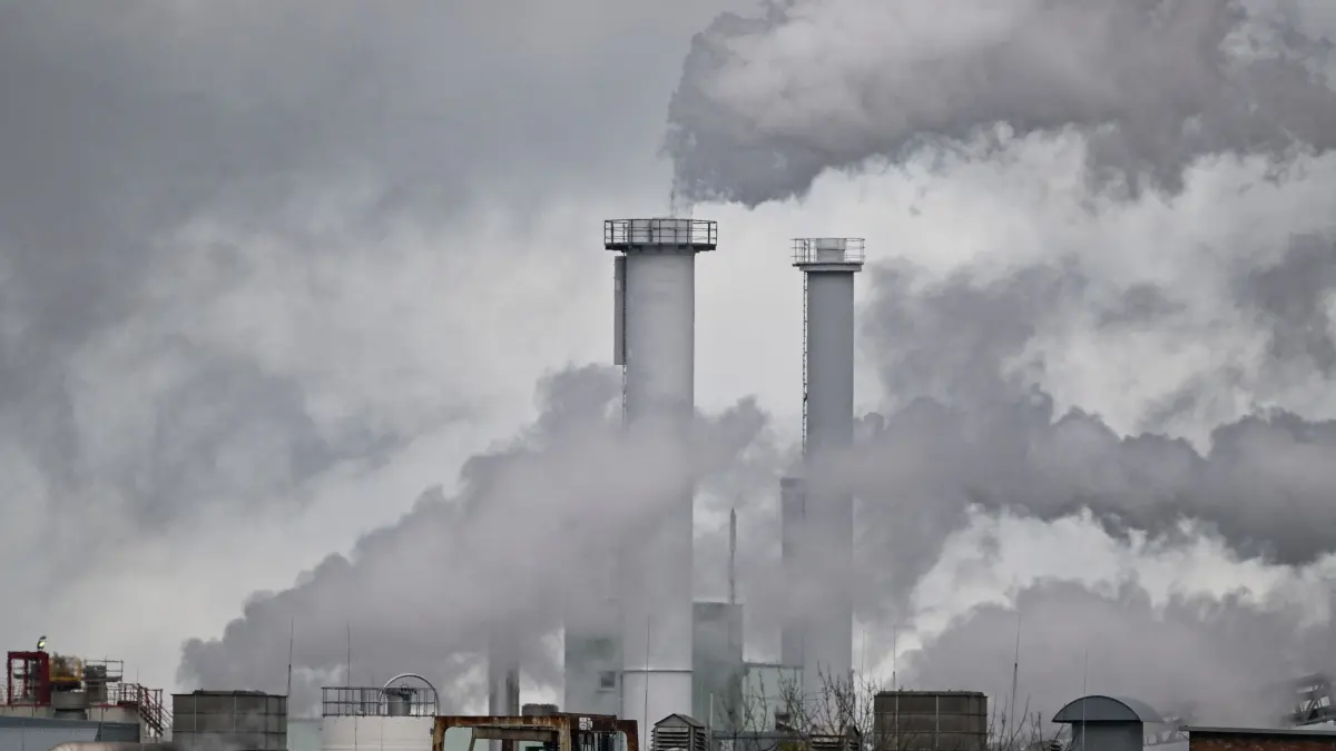 CO2-Ausstoß: ARCHIV - 31.01.2024, Brandenburg, Schwedt: Rauch steigt aus den Schloten eines Papierwerks. (zu dpa: «Forderungen nach Verschiebung des deutschen Klimaziels 2045») Foto: Patrick Pleul/dpa +++ dpa-Bildfunk +++