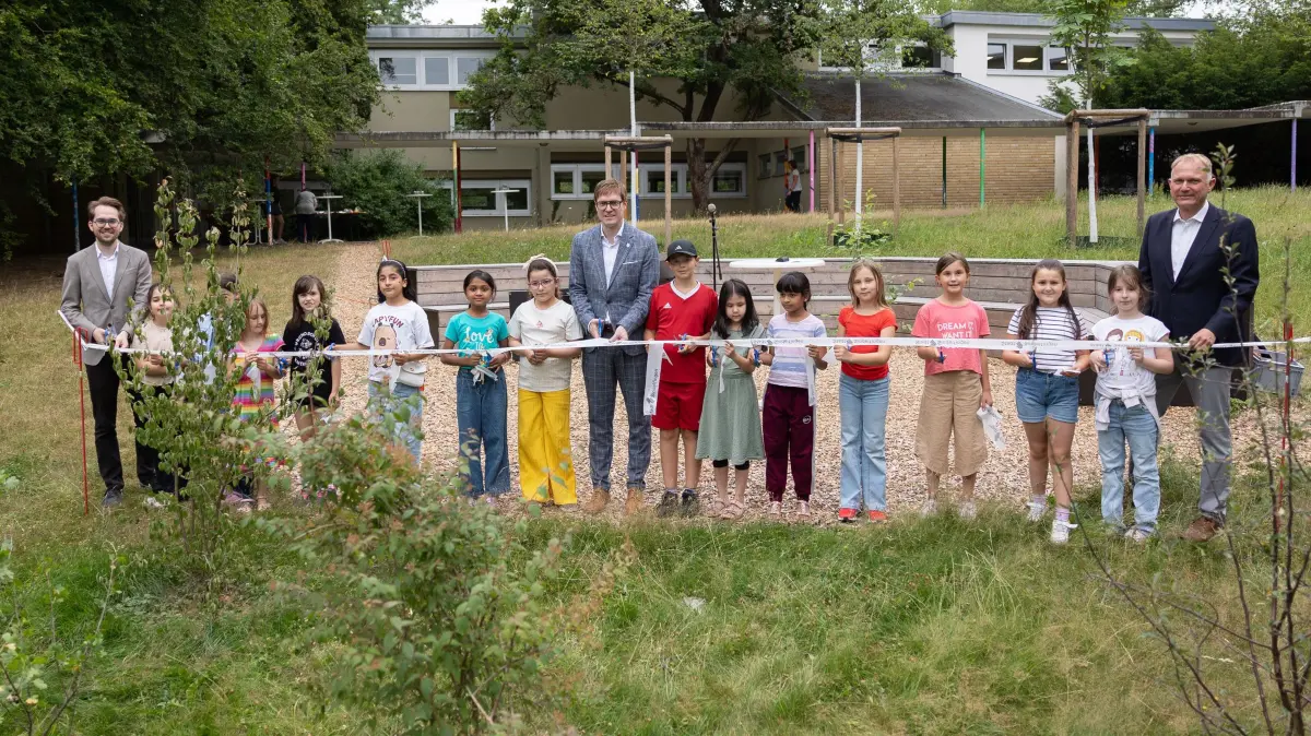 Oberbürgermeister Markus Kleemann, Schulleiter Jörg Buchholz und Timo Plankenhorn, Leiter des Amts für Bildung und Betreuung, mit Kindern bei der Einweihung des Grünen Klassenzimmers (Stadt Sindelfingen)